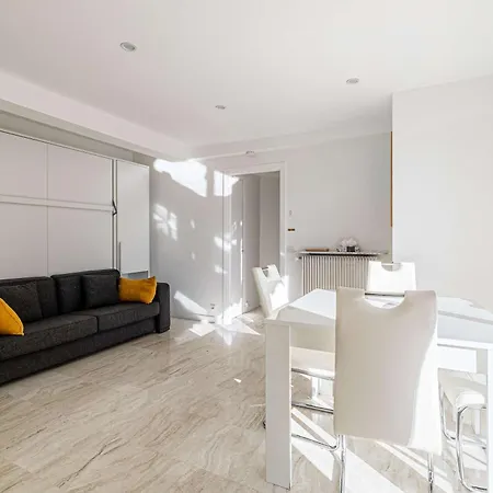 Le Louis Blanc Avec Balcon En Plein Centre-ville Cannes